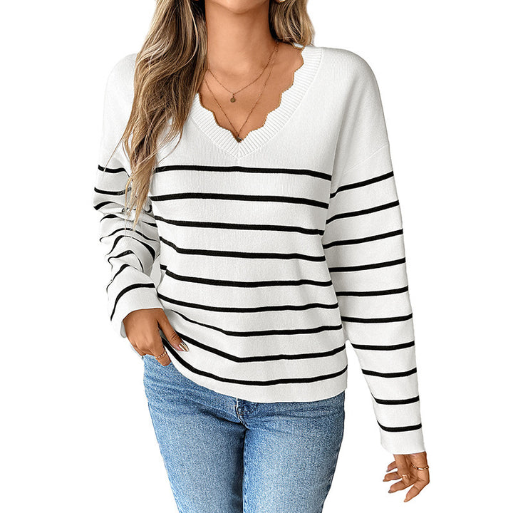 Damen Gestreifter V‑Ausschnitt-Pullover mit wellenförmiger Kragenkante und legerer Passform – Mavelle