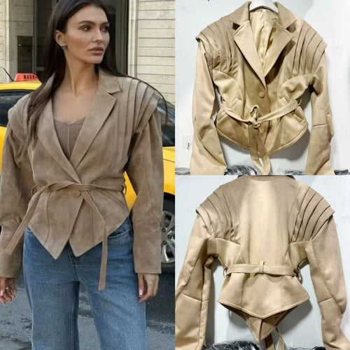 Damen taillierter Veloursleder-Blazer mit plissierten Schulterdetails und Bindegürtel – Valéne