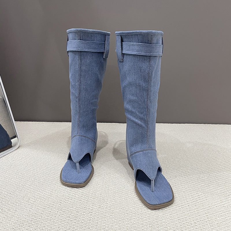 Damen nan wadenhoher Jeanslook-Stiefel mit Zehensteg offener Zehenpartie und verstellbarem Schnallenriemen Echo Archiv