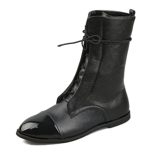 Damen nan elegante Schnür-Stiefelette mit lackiertem Zehenkappen-Detail, genarbtem Obermaterial und schlanker Flachsohle Echo Archiv