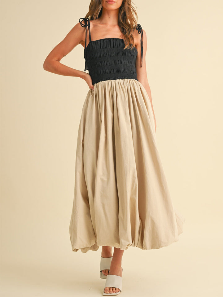 Damen Midikleid mit Smok‑Büste, Bindeträgern und ballonigem Volantrock – Avérine