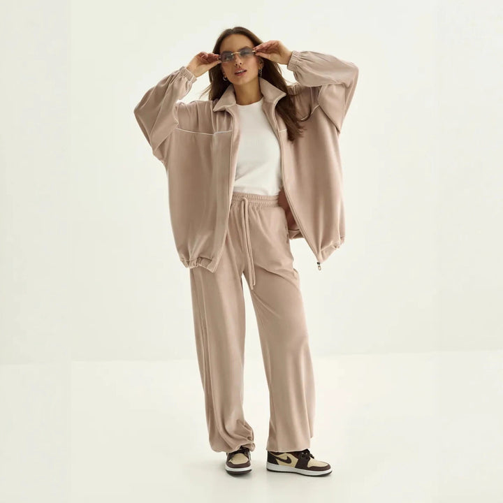 Damen Palazzo-Lounge-Set aus seidig-weichem Nicki mit hoher Kragenblende, Oversize-Passform und elastischer Bundhose – Élanora