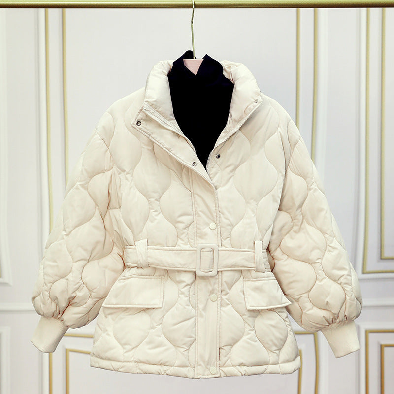 Damen nan gesteppte Taillierte Steppjacke mit Wickelgürtel, Stehkragen und Pattentaschen Echo Archiv