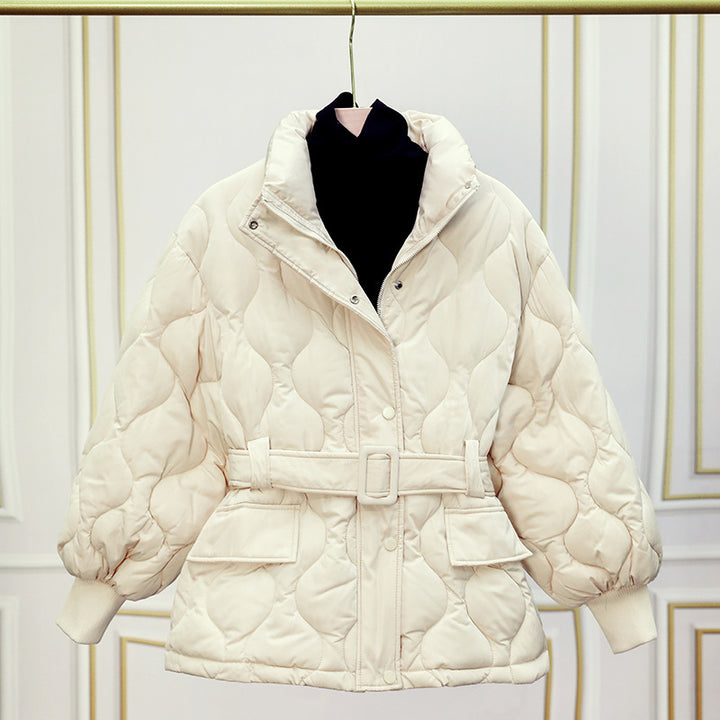 Damen nan gesteppte Taillierte Steppjacke mit Wickelgürtel, Stehkragen und Pattentaschen Echo Archiv