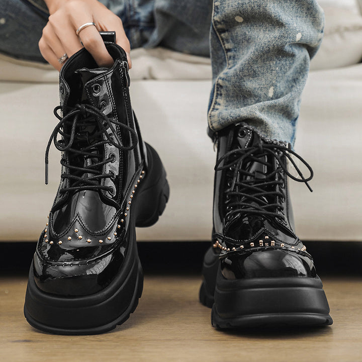 Damen Plateau-Boots mit Lackfinish, Schnürung und Nietenbesatz – Lioré
