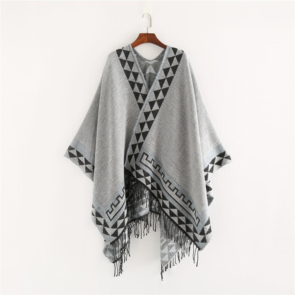 Damen Weichfallender Capeponcho mit Dreieck-Jacquard, Kontrastbordüre und Fransensaum – Célinea