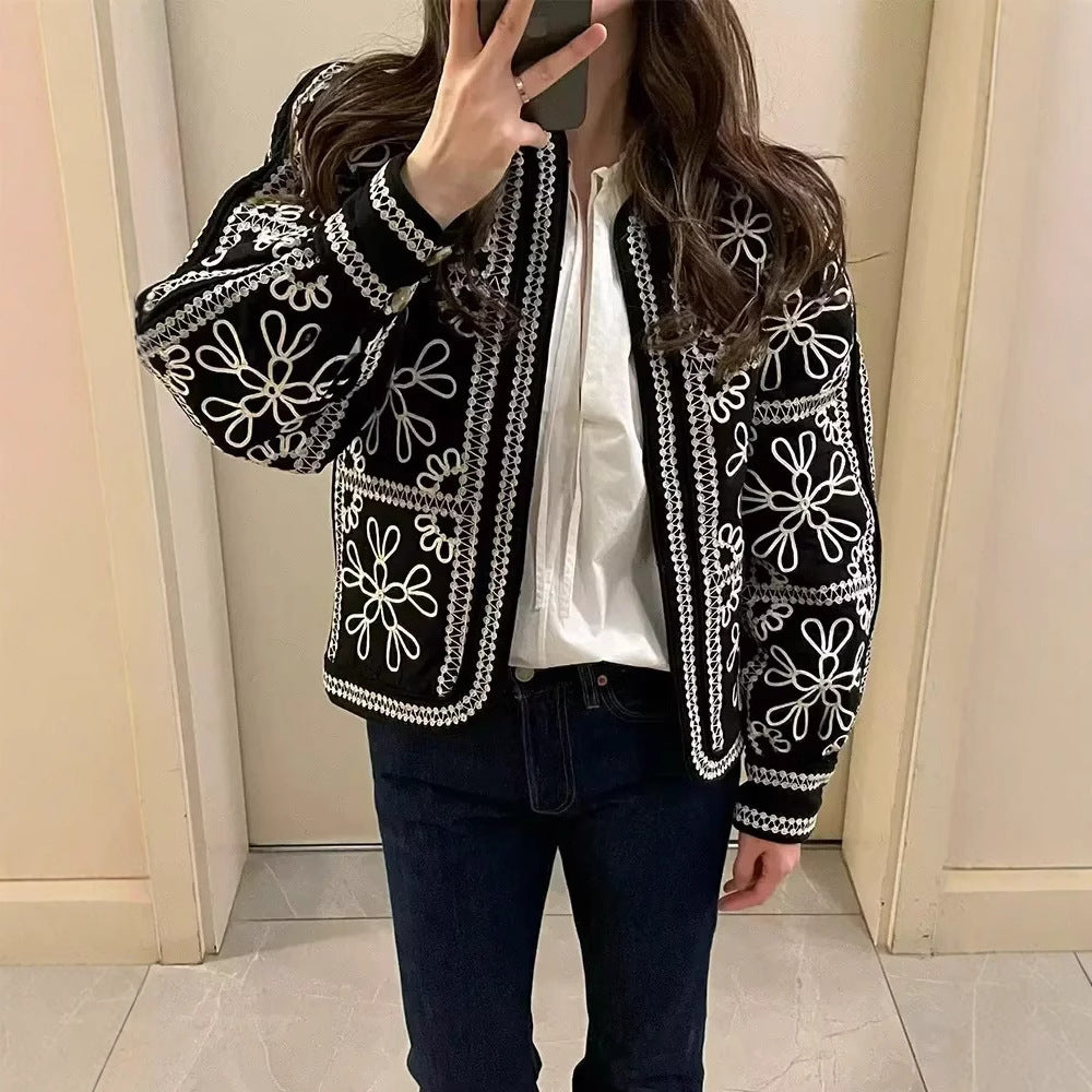 Damen gesteppte Kurzjacke im ornamentalen Bandana‑Print mit Rundhalsausschnitt und Zierpaspel – Célinea