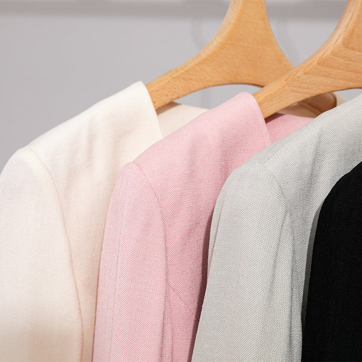 Damen Kurzblazer im minimalistischen Fit mit Perlen-Knopfbesatz und taillierter Schnitt Echoarchiv