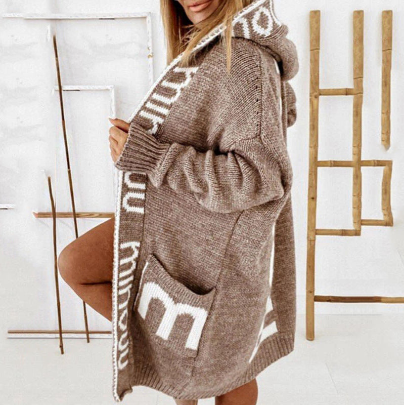 Damen Oversize Strickmantel mit Kapuze, Jacquard-Logo und Eingrifftaschen Drune