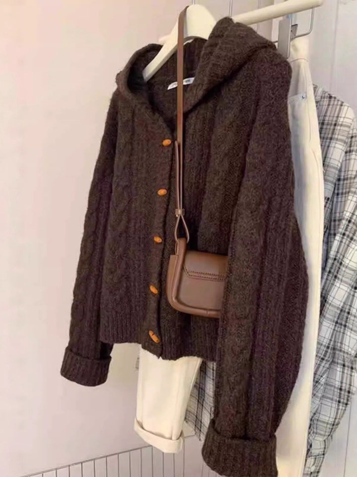Damen Kapuzen-Strickjacke mit Zopfstrick, Holzknopfleiste und kastiger Silhouette Echoarchiv