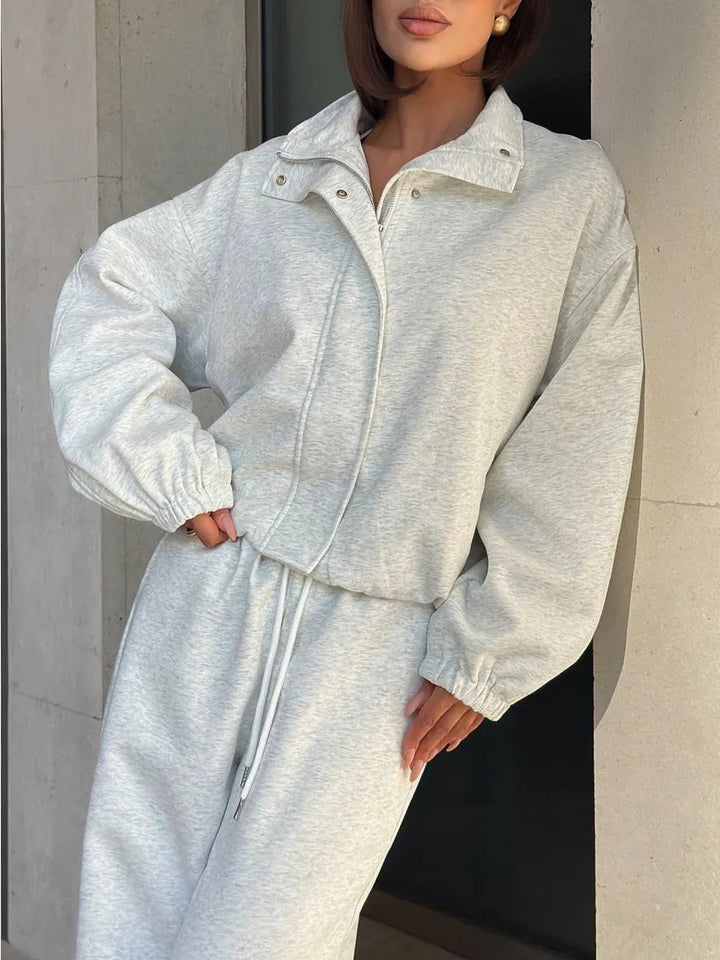 Damen gekürztes Reißverschluss-Hoodie mit Stehkragen und hochgeschnittener Kordel-Jogginghose – Auréline