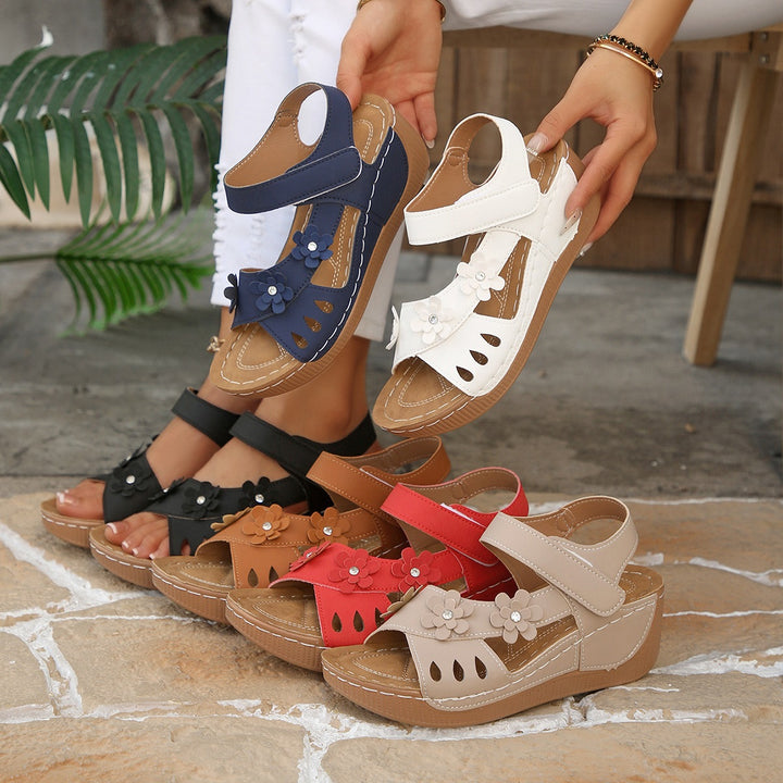 Damen Komfort-Wedgesandalen mit verstellbarem Klettverschluss und Blütenapplikation – Sorelia