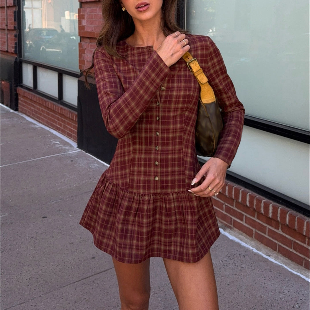 Damen Karierter Hemdblusen-Minikleid mit taillierter Silhouette, durchgehender Knopfleiste und Volantrock – Élara
