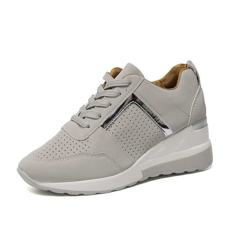 Damen  Keil‑Sneaker mit perforiertem Microfaser‑Upper, gepolsterter Fersenkappe und rutschfester Profilsohle Echo Archiv