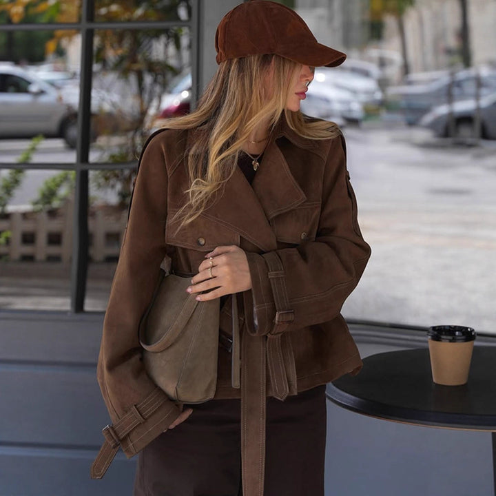 Damen Kurz geschnittener Veloursleder‑Trenchjacke mit Taillengürtel und verstellbaren Manschetten Echoarchiv