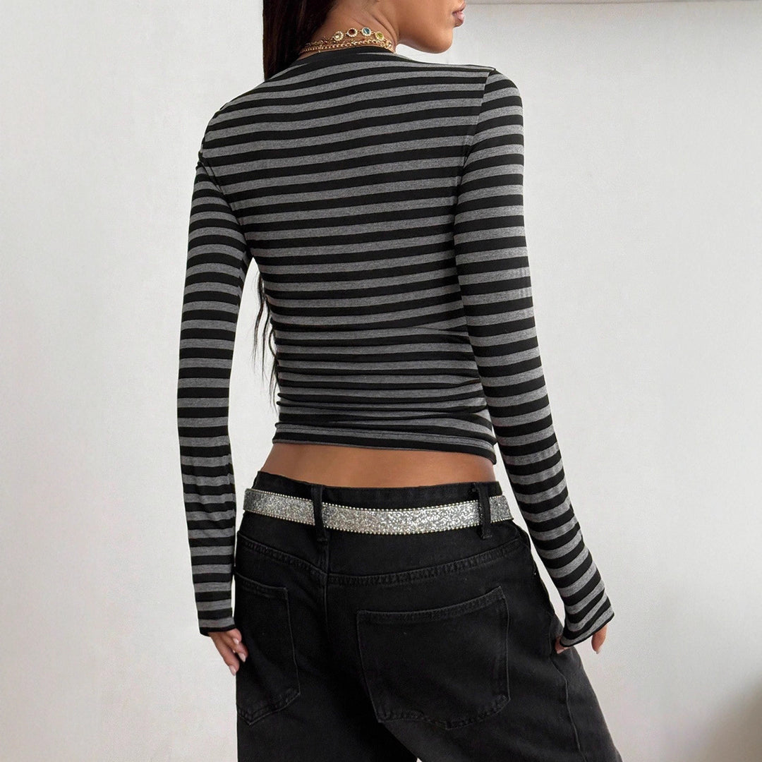 Damen Enganliegendes Langarmshirt mit tiefem V-Ausschnitt und feinem Streifenmuster – Avérine