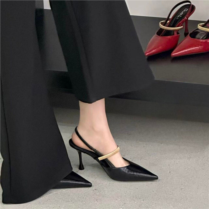 Damen Spitz zulaufende Slingback-Mules mit goldfarbenem Zierriemen und skulpturiertem Stiletto-Absatz – Lioré