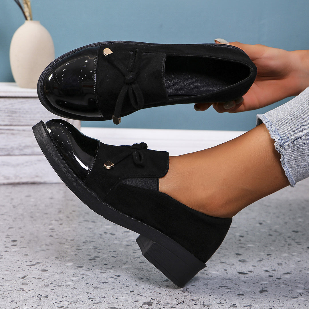 Damen  elegante Slipper-Loafer mit Lackkappe, Veloursimitat-Obermaterial, elastischem Einstieg und dekorativer Schleifenapplikation Echo Archiv