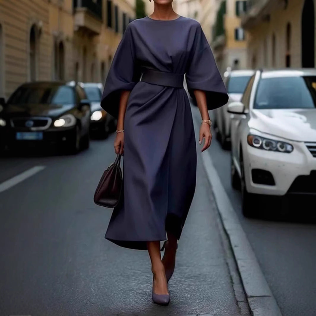 Damen nan minimalistisches Abendkleid mit überlangen weiten Ärmeln und taillenmodellierender Faltendrapierung Echo Archiv