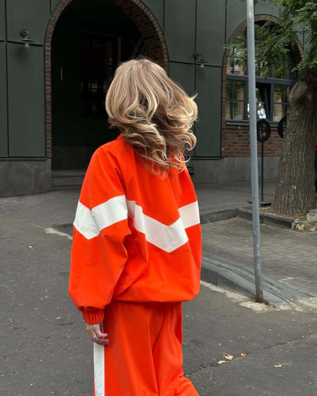 Damen Zweiteiliges Oversized Windbreaker-Set mit Kontraststreifen, Elastischem Saum und Tunnelzughose – Élanora