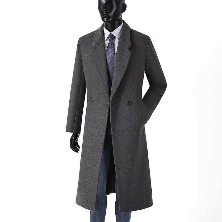 Herren Maxilanger Wollmantel im minimalistischen Schnitt mit schmalem Revers und seitlichen Eingrifftaschen Echoarchiv