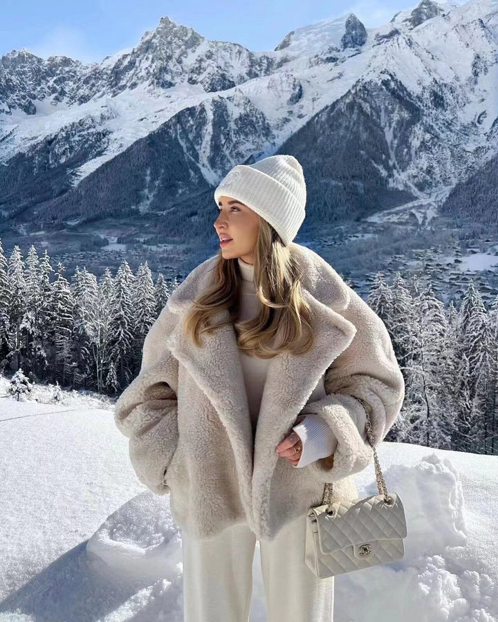 Damen Kurz geschnittene Teddy‑Boxyjacke mit Schalkragen und praktischen Eingrifftaschen Echo Archiv