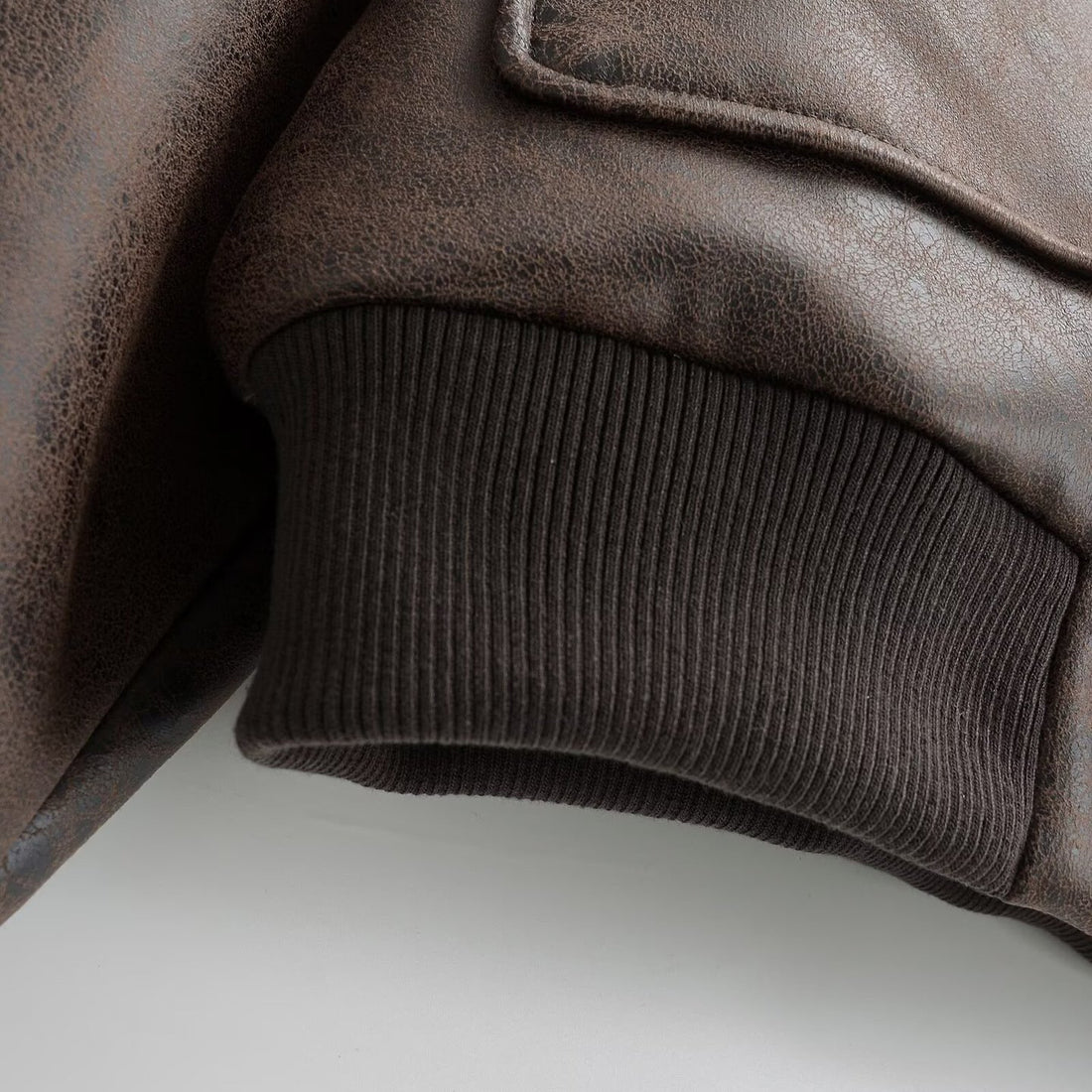Damen Cropped Bomberjacke im Vintage-Lederlook mit großen Pattentaschen Echoarchiv
