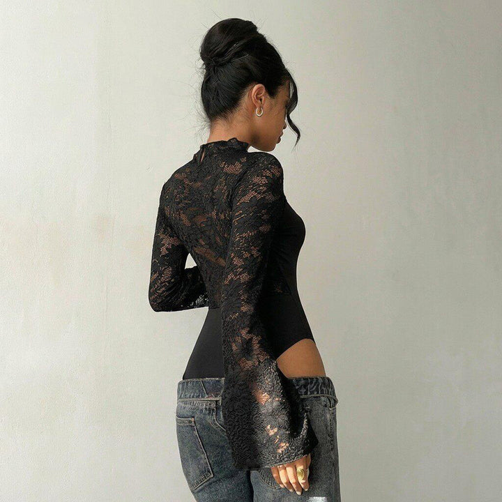 Damen Body mit transparenten Spitzenärmeln und modernem Cut-Out Echo Archiv