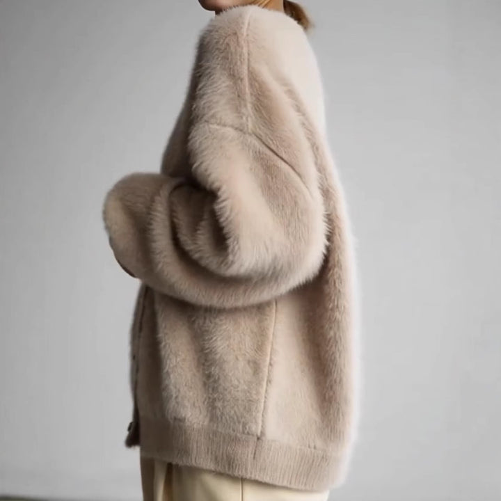 Damen Flauschiger Eyelash-Mix Oversize-Cardigan mit V-Ausschnitt und dekorativen Holzknöpfen – Veloura