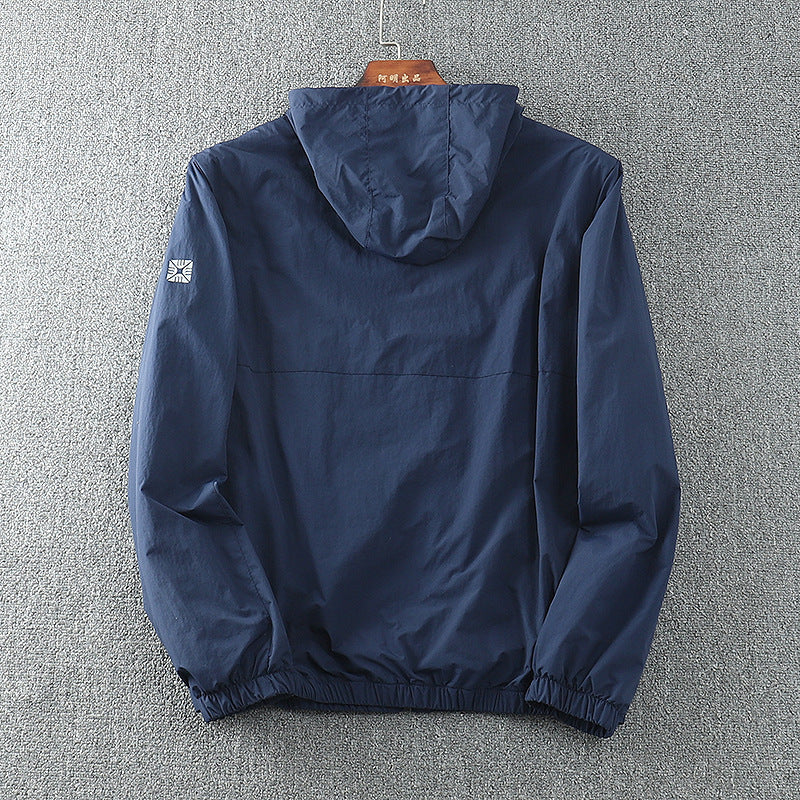Herren leichte Windjacke mit verstellbarem Kapuzenkragen und atmungsaktiven Einsätzen Hedi-Mode