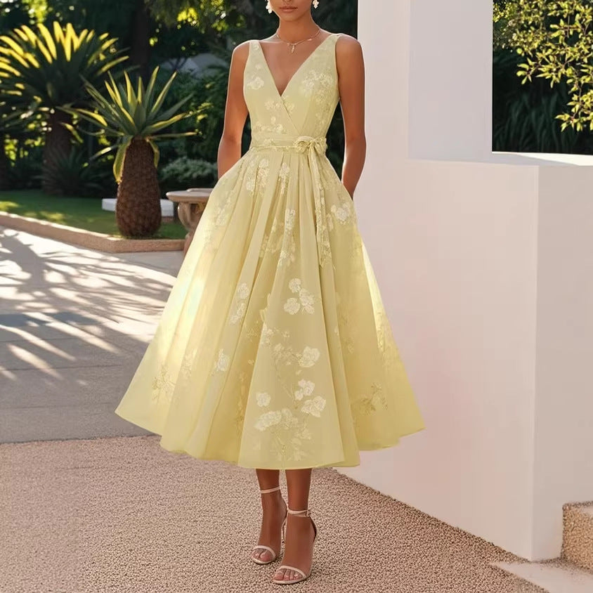 Damen Elegantes Blumenkleid mit tiefem V-Ausschnitt und Taillengürtel Echo Archiv