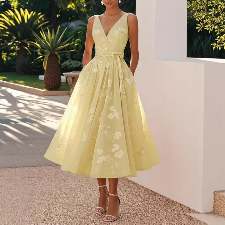 Damen Elegantes Blumenkleid mit tiefem V-Ausschnitt und Taillengürtel Echo Archiv