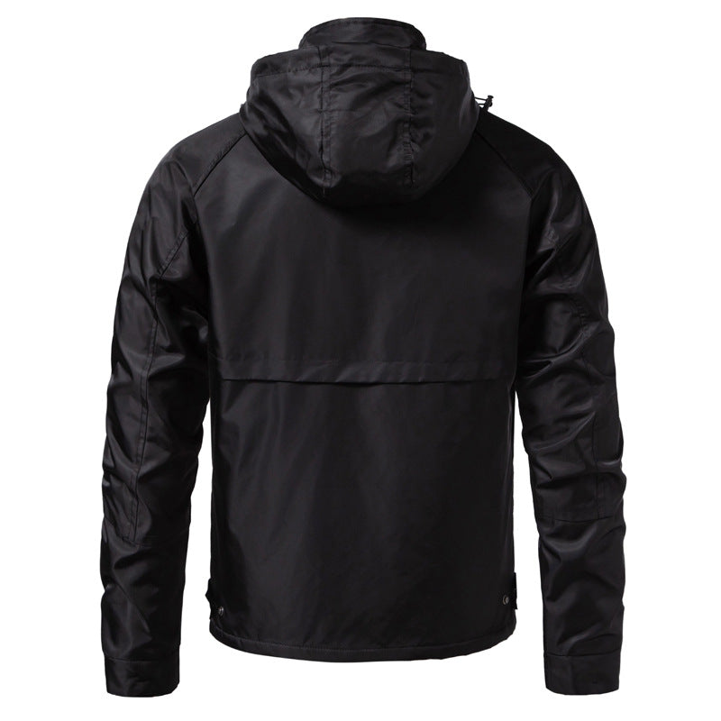 Herren Wasserabweisende Kapuzenjacke im Utility‑Stil mit Druckknopfleiste und Pattentaschen Echo Archiv