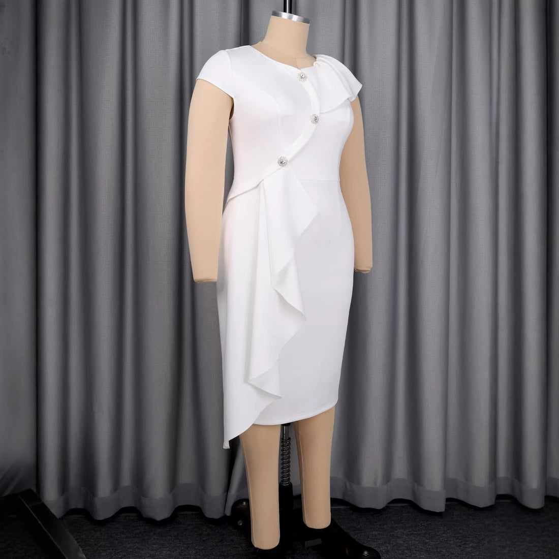 Damen elegantes Wickelkleid mit Rüschenkante und funkelnden Knopfdetails – Élara