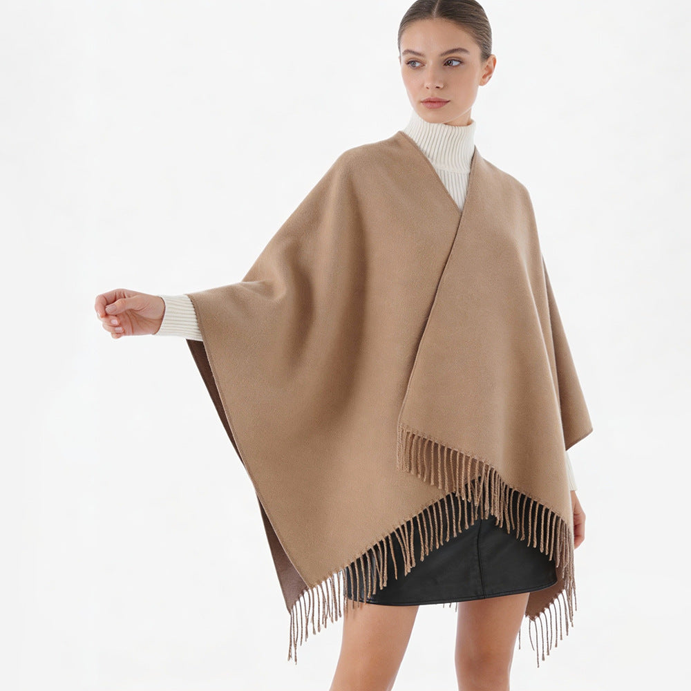 Damen Minimalistischer Wickel‑Capeponcho aus Wollmix mit V‑Ausschnitt und zartem Fransensaum – Avérine