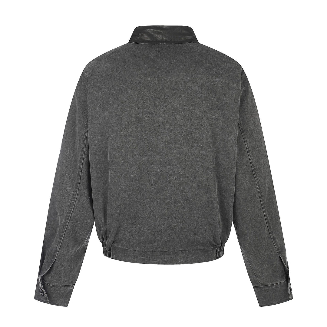 Herren Kurz geschnittener Boxy-Blouson mit asymmetrischer Knopfleiste, Taillengürtel und Kontrastkragen Echoarchiv