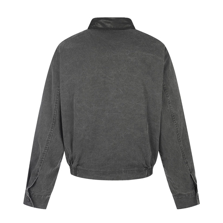 Herren Kurz geschnittener Boxy-Blouson mit asymmetrischer Knopfleiste, Taillengürtel und Kontrastkragen Echoarchiv