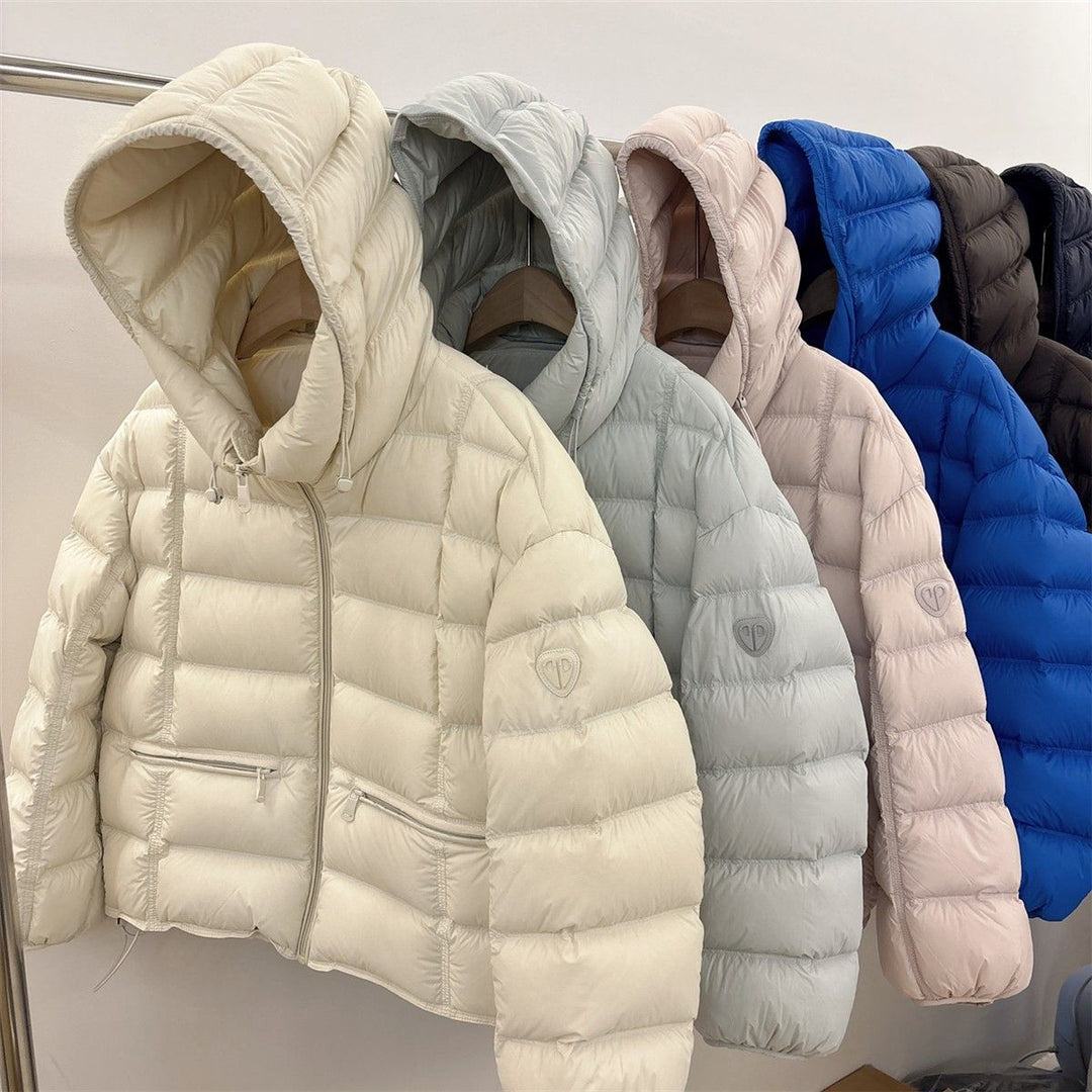 Damen kurz geschnittene Thermo-Steppjacke mit Kapuze, Reißverschlusstaschen und elastischen Bündchen – Célinea