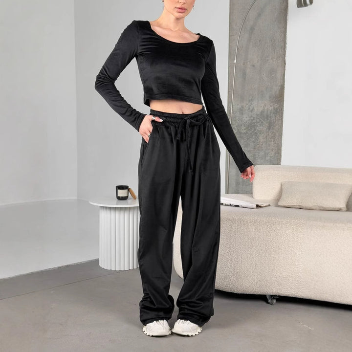 Damen samtiges bauchfreies Langarm-Crop-Top mit weitem Rundhalsausschnitt – Avérine