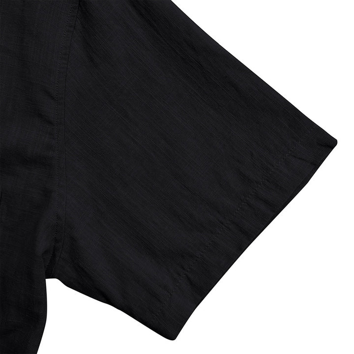 Herren Kurzarm-Henley-Shirt mit strukturiertem Kragen und eleganten Knopfdetails Echoarchiv