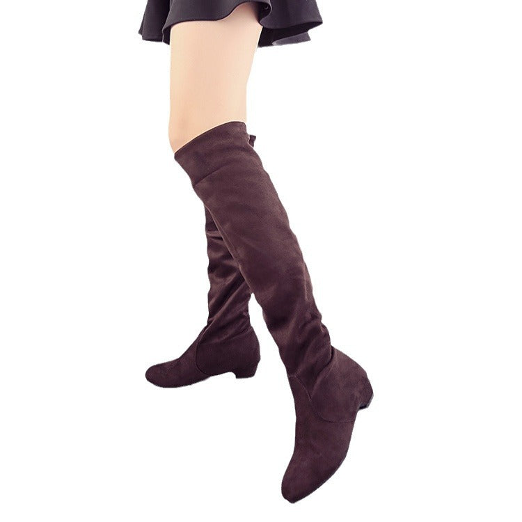Damen Overknee-Stiefel mit weichem Veloursfinish, flachem Keilabsatz und stretchigem Schaft – Lioré
