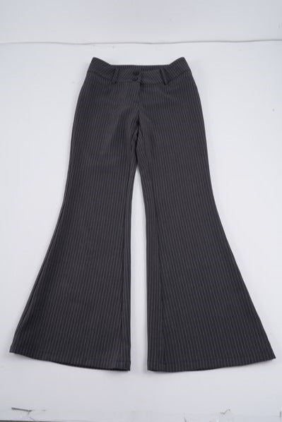 Damen Hochtaillierte Stretch‑Schlaghose mit Nadelstreifen und Doppelknopf – Avélisse