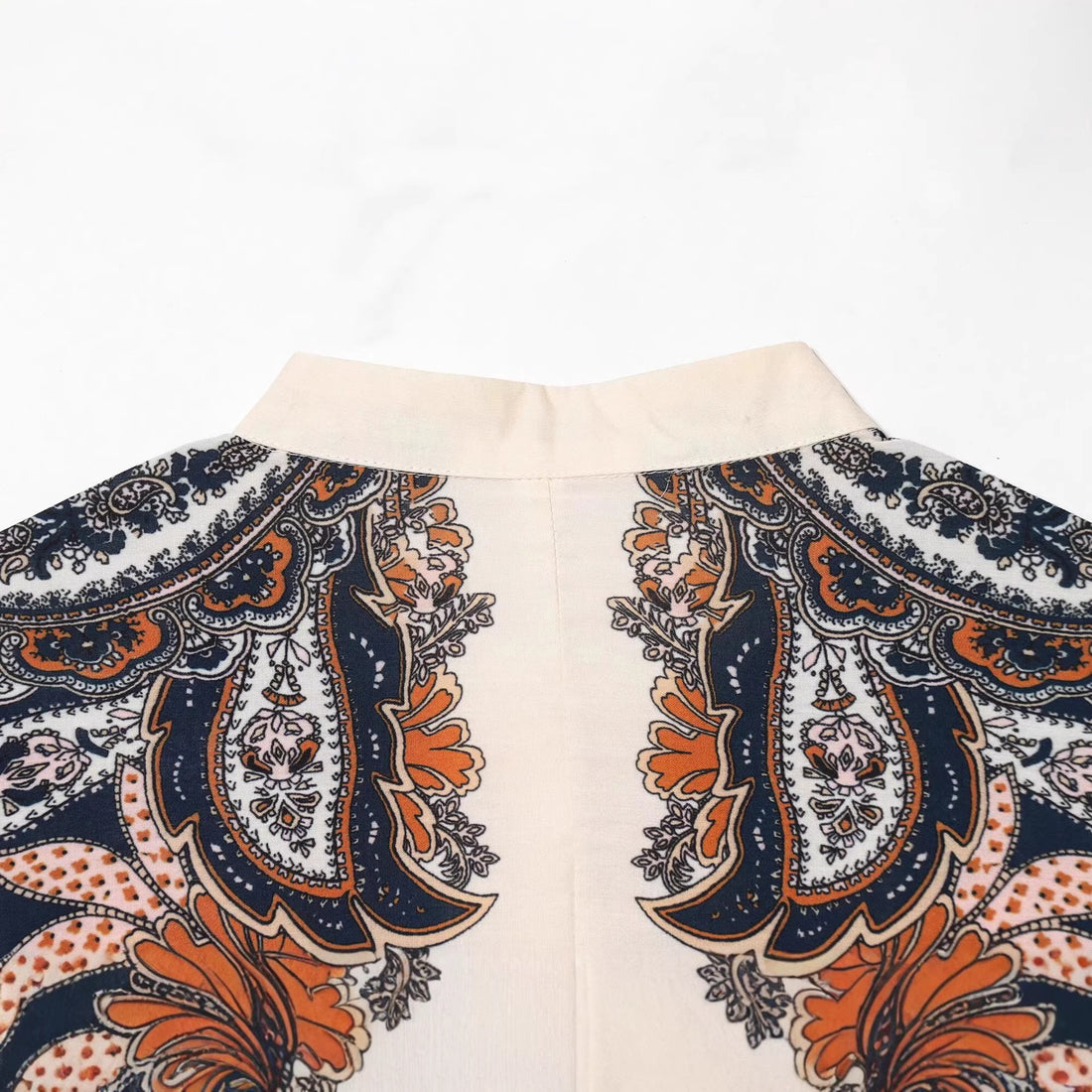 Damen Maxikleid im Stufenrock-Design mit Paisley-Print, Stehkragen und Taillenschnur Echoarchiv