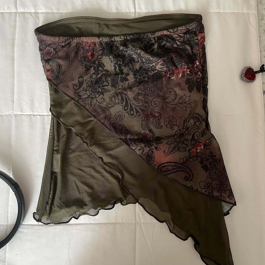 Damen Raffiniertes Oberteil mit floralem Design und asymmetrischem Schnitt Echo Archiv