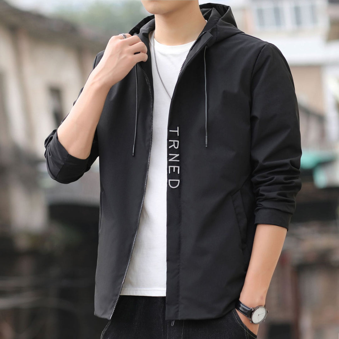 Herren leichte Kapuzen‑Shelljacke mit verdecktem Reißverschluss und minimalistischer Utility‑Optik Echo Archiv