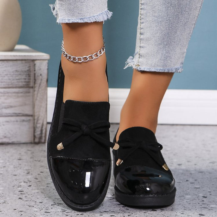 Damen Lack- und Wildlederslipper mit Zierschleife und niedrigem Blockabsatz – Lioré