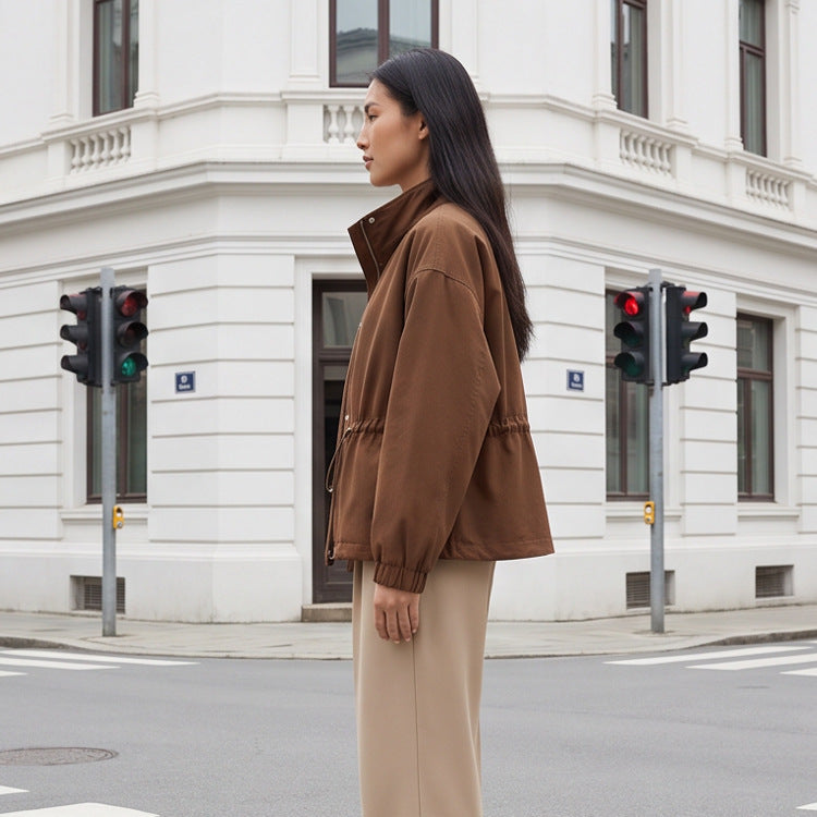 Damen Utility-Fieldjacke mit Tunnelzugtaillierung, hohem Kragen und elastischen Bündchen Echoarchiv
