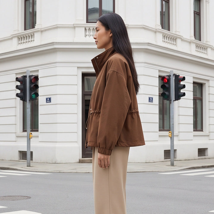 Damen Utility-Fieldjacke mit Tunnelzugtaillierung, hohem Kragen und elastischen Bündchen Echoarchiv