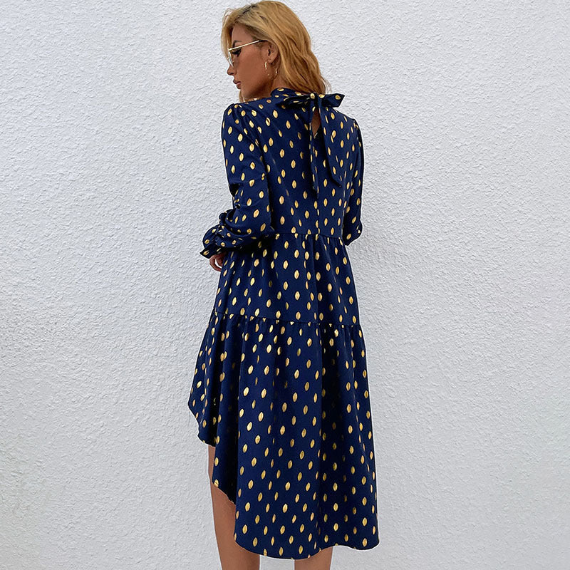Damen Volant-Stufenkleid mit gerafftem Stehkragen und glänzenden Pünktchen – Élara