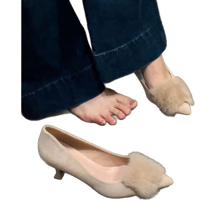Damen Spitz zulaufende Mules aus Samtoptik mit Fellpompon und geformtem Kittenabsatz Echo Archiv